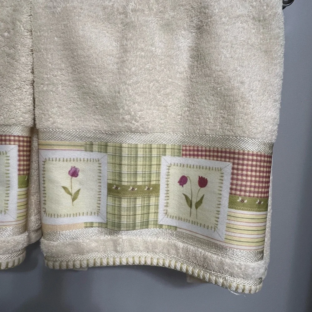 Croscill 2 Hand and 2 Bath Towels / Ivory Floral